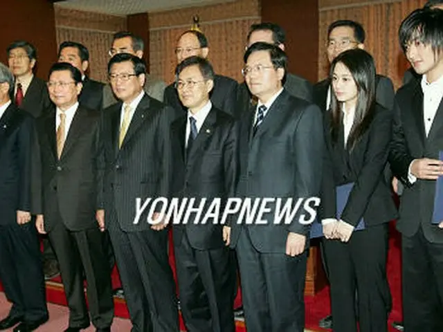 右からカンタさん、チャン・ナラさん、寧賦魁駐韓中国大使、キム・ホヨン次官、朴三求錦湖会長、鄭徳亀議員、鄭暢泳総長＝15日、ソウル（聯合）