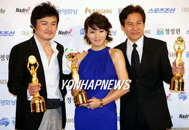 主演男優賞のアン・ソンギ（右端）とパク・チュンフン（左端）、主演女優賞のキム・ヘス＝15日、ソウル（聯合）