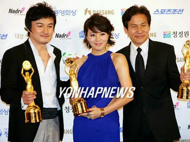 主演男優賞のアン・ソンギ（右端）とパク・チュンフン（左端）、主演女優賞のキム・ヘス＝15日、ソウル（聯合）