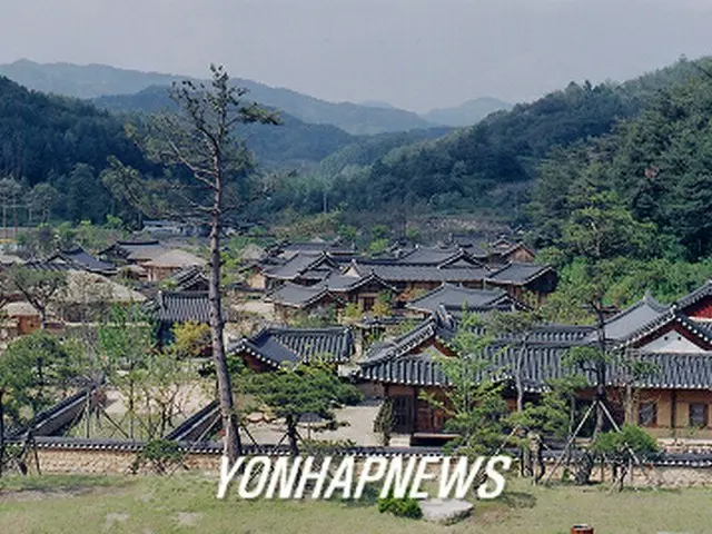 栄州ソンビ村の全景＝2004（聯合）