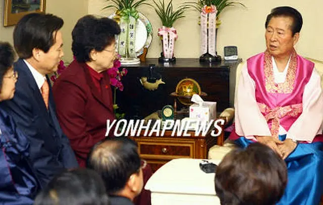 民主党指導部の訪問を受けた金大中前大統領（右）＝1日、ソウル（聯合）