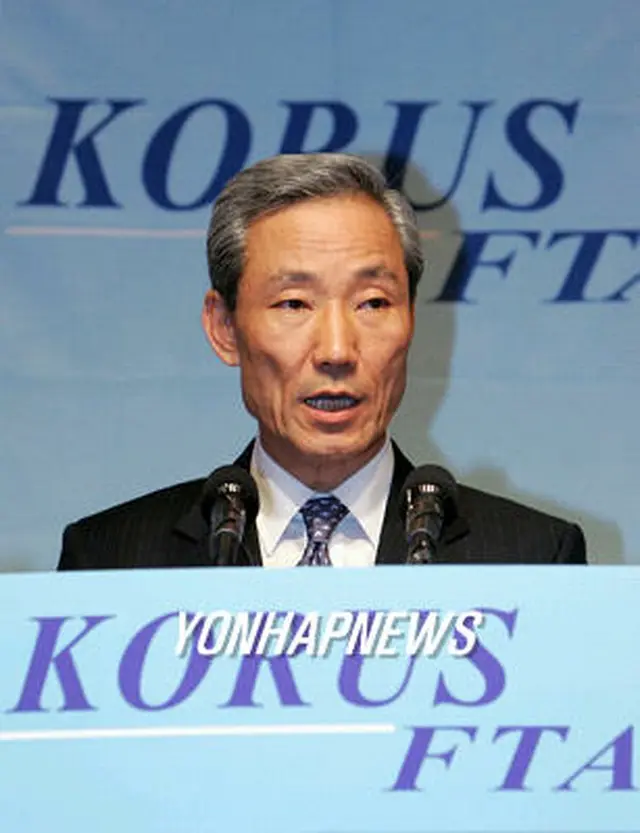 初日交渉終了後、会見を行う金宗フン韓国側首席代表＝15日、ソウル（聯合）