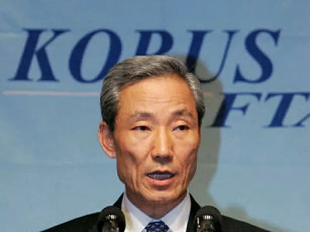 初日交渉終了後、会見を行う金宗フン韓国側首席代表=15日、ソウル(聯合)