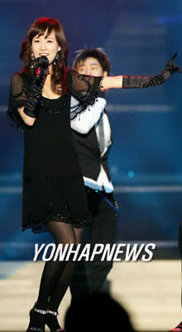 人気トロット歌手のチャン・ユンジョン。写真は2006年SBS歌謡大賞での様子＝12月29日、ソウル（聯合）