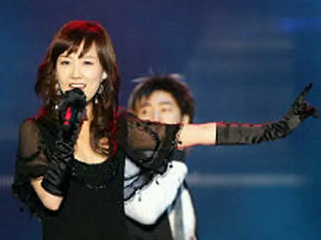 人気トロット歌手のチャン・ユンジョン。写真は2006年SBS歌謡大賞での様子＝12月29日、ソウル（聯合）