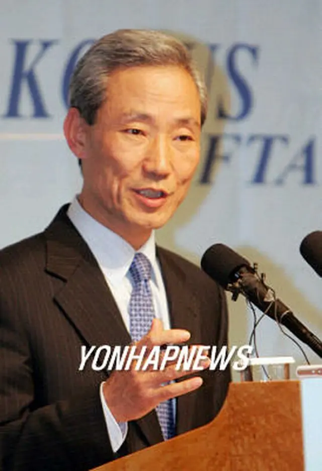 交渉結果を説明する金宗フン韓国首席代表＝19日、ソウル（聯合）