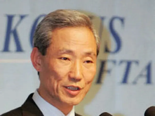 交渉結果を説明する金宗フン韓国首席代表＝19日、ソウル（聯合）