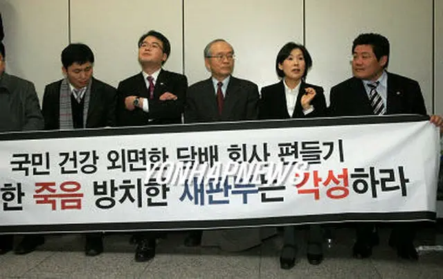 原告側弁護士は判決の不当性を主張し記者会見を開いた＝25日、ソウル（聯合）