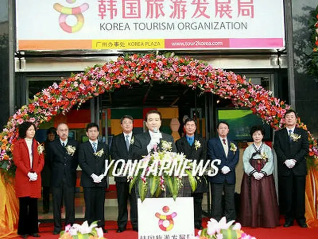 オープン記念のあいさつを述べる韓国観光公社の金鍾民社長＝26日、広州（聯合）