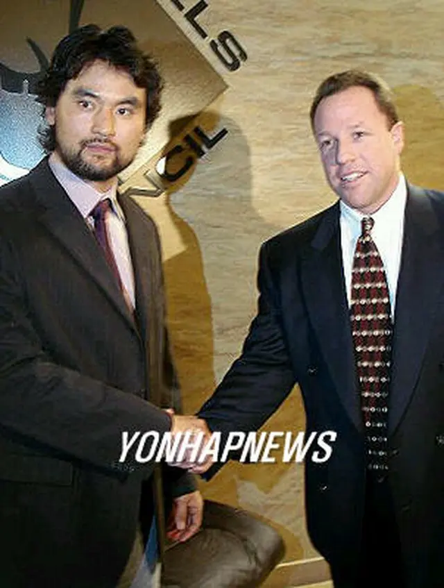 ジェフ・ボリス氏と握手を交わすパク・チャンホ選手＝26日、ロサンゼルス（聯合）