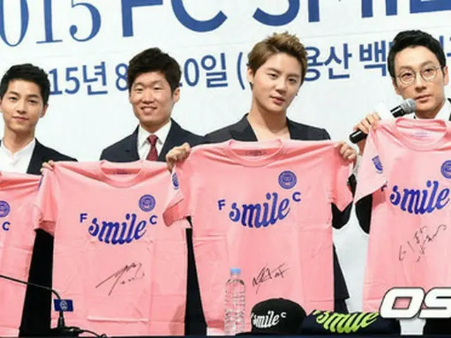 10日午前、ソウル・白凡キム・グ記念館にて、「FC SMILE」創立式がおこなわれた。左から俳優ソン・ジュンギ、“サッカースター”パク・チソン、「JYJ」キム・ジュンス、タレントのイ・フィジェ。