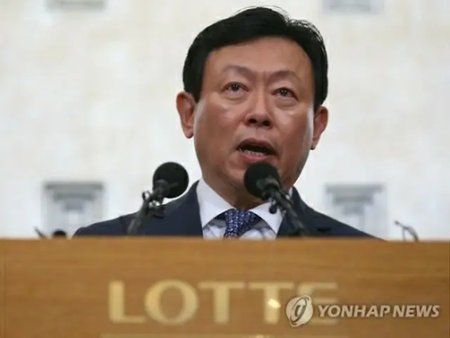 会見する辛東彬氏＝１１日、ソウル（聯合ニュース）