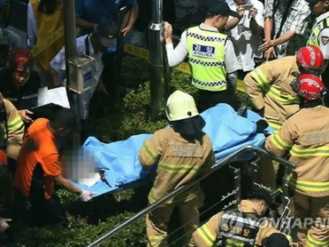 やけどを負い病院に搬送される男性＝１２日、ソウル（聯合ニュース）