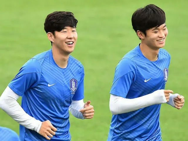 韓国を代表するサッカー選手ソン・フンミンとキム・ジンスがドイツで“親友対決”を繰り広げる。（提供:OSEN）