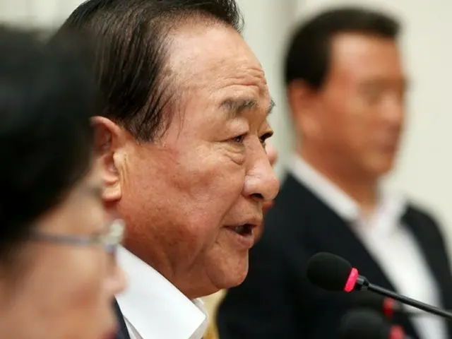 韓国与党セヌリ党のソ・チョンウォン最高委員(写真)は、安倍談話について「侵略と植民地支配に対する反省や謝罪など、相当の部分を反映したという点において意味ある談話」と評価した。(提供:news1)