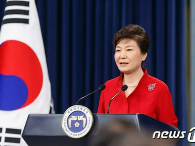 韓国の朴槿恵（パク・クネ）大統領は15日午前、世宗文化会館で開かれた70周年光復節の慶祝式に出席し、祝辞を述べた。（提供:news1）
