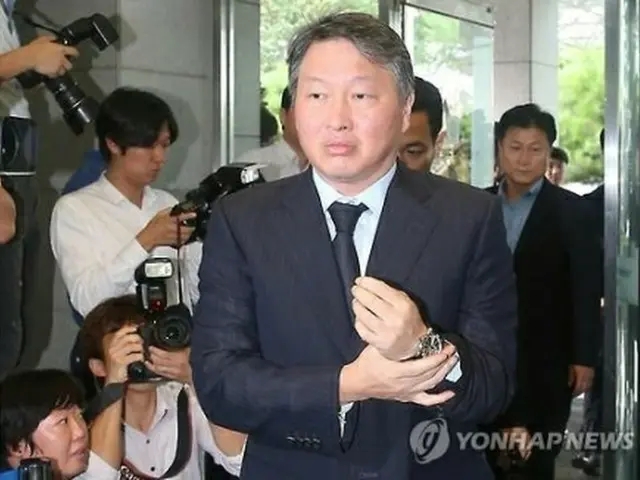 弔問に訪れたＳＫグループの崔泰源会長＝１８日、ソウル（聯合ニュース）