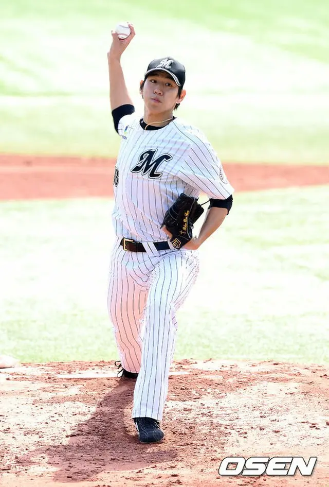 ロッテの右腕イ・デウン（李大恩）が、日ハムエース大谷との対決で先にマウンドを降りた。（提供:OSEN）