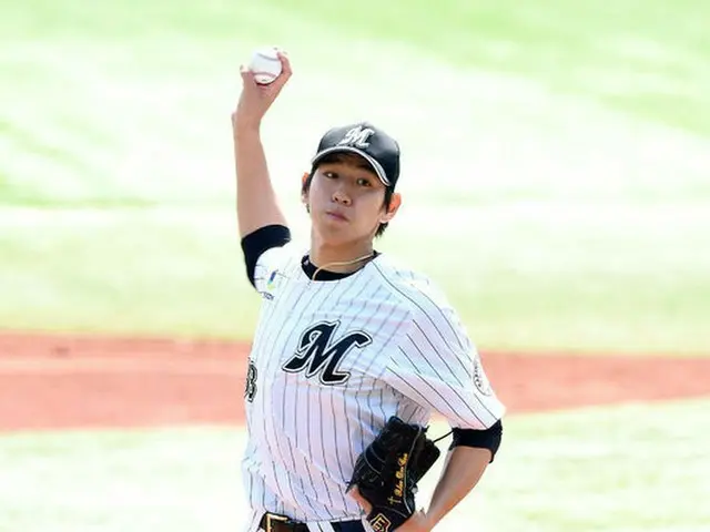 ロッテの右腕イ・デウン（李大恩）が、日ハムエース大谷との対決で先にマウンドを降りた。（提供:OSEN）