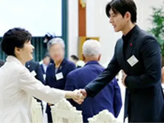俳優パク・ヘジン、大統領府での昼食会に出席 「光栄な席だった」