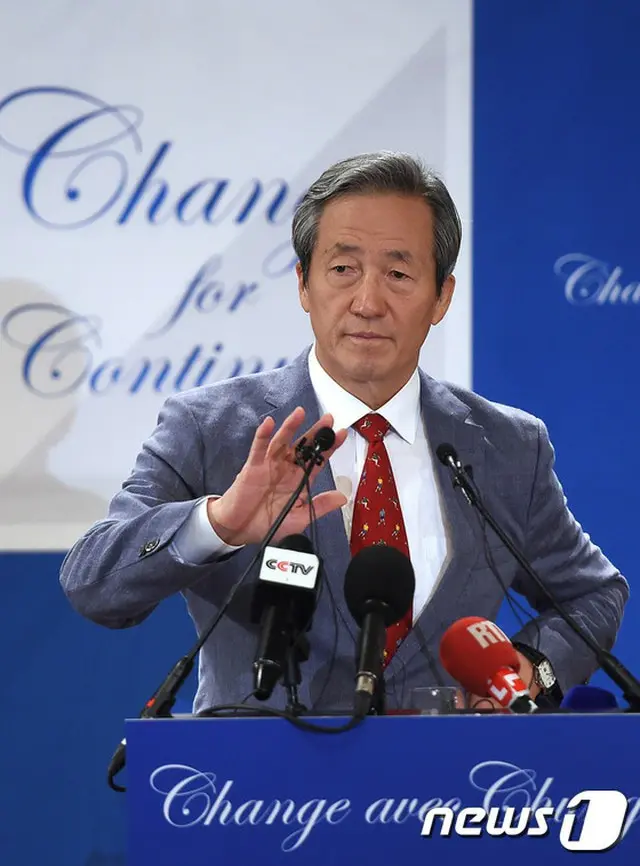国際サッカー連盟（FIFA）の次期会長選挙に出馬した大韓サッカー協会の鄭夢準（チョン・モンジュン）名誉会長が本格的な有権者攻略に乗り出す。（提供:news1）