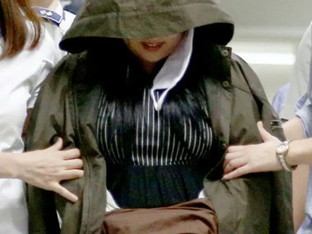 韓国のウォーターパーク内で盗撮した容疑で逮捕されたチェ某氏（26、女）は犯行時、携帯電話ケースの側面に取りつけられた隠しカメラを利用したことが確認された。（提供:news1）