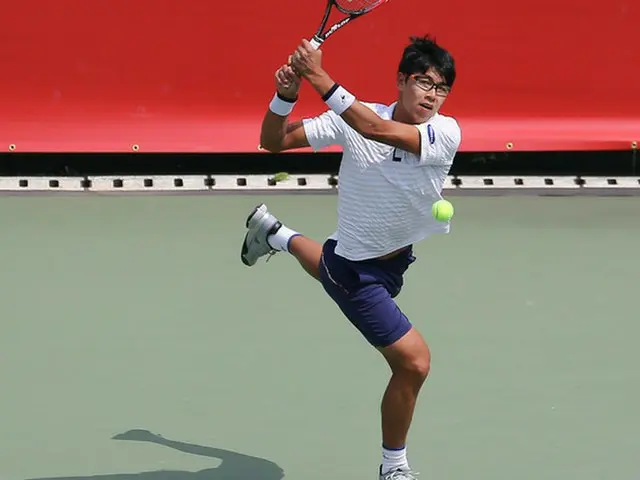 韓国男子テニスのチョン・ヒョン（19、世界ランキング73位）が男子プロテニス（ATP）ツアー ウィンストン・セーラム・オープン8強進出に失敗した。（提供:news1）