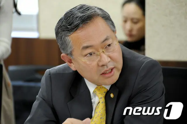 最近、韓国の有名ウォーターパークのシャワー室で盗撮された動画が流出し、問題となっている中、デジタルカメラやスマートフォンの拡散により最近4年間で「盗撮犯罪」が5倍以上増えたことがわかった。