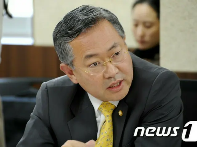 最近、韓国の有名ウォーターパークのシャワー室で盗撮された動画が流出し、問題となっている中、デジタルカメラやスマートフォンの拡散により最近4年間で「盗撮犯罪」が5倍以上増えたことがわかった。