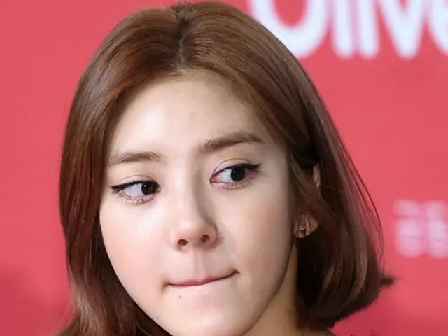 韓国女優で歌手のソン・ダムビが、自身の顔を使った広告写真を中国において無断で使用したとして、専属モデル契約を結んでいる化粧品会社を相手に億単位の損害賠償を求めて提訴したが敗訴となった。（提供:news1）