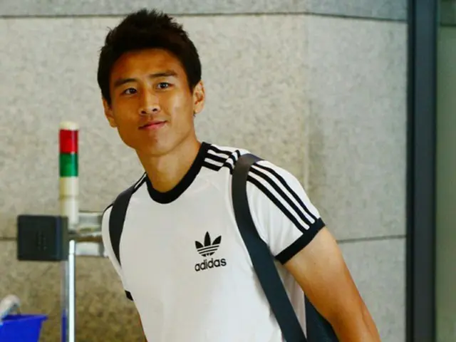 韓国代表チーム合流のため去る30日に入国していたク・ジャチョル（26）が半日でドイツへ戻った。アウクスブルク移籍を終えるためだ。（提供:news1）
