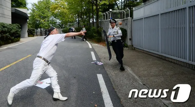 1日午後、ソウル市内にある日本大使館に、保守団体代表が生卵を投げつける事件が発生した。
