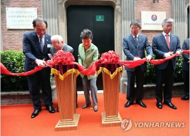 式典で上海市長らとテープカットを行う朴大統領（中央）＝４日、上海（聯合ニュース）