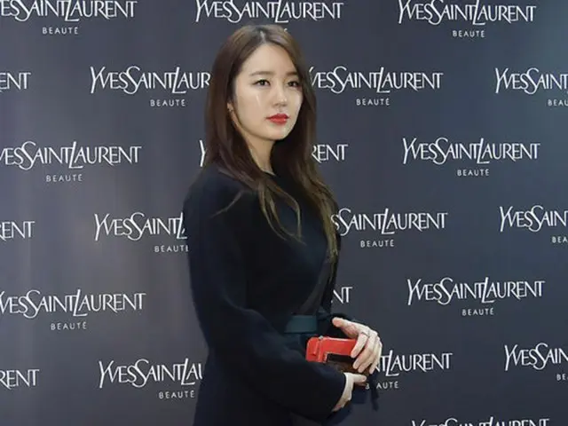 韓国女優ユン・ウネ（30）にデザイン盗作疑惑が浮上した。そんな中、ユン・ウネが製作した衣装が49億ウォン（約4億9000万円）で落札されていたことがわかった。（提供:OSEN）