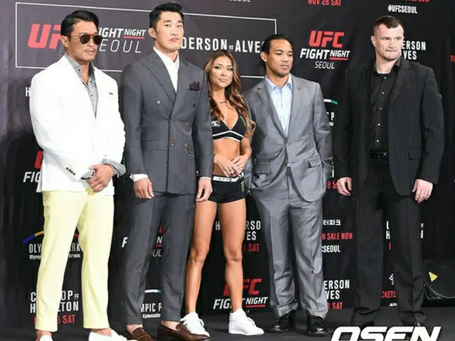 8日午前、ソウル市内でアメリカの総合格闘技団体「UFC」の記者会見がおこなわれ、秋山成勲、キム・ドヒョン、“オクタゴンガール” アリアニー・セレステ、ベン・ヘンダーソン、ミルコ・クロコップが出席した。