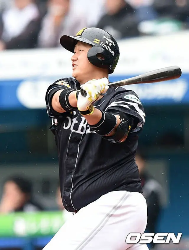 ソフトバンクのイ・デホ（李大浩）が、満塁HRに猛打賞という最高の夜を演出した。（提供:OSEN）