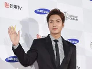 俳優イ・ミンホ「さらにカッコよくなった」との賞賛にはにかむ