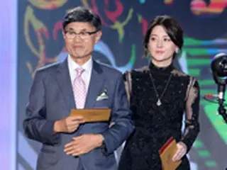 女優イ・ヨンエ、10周年韓流功労大賞受賞「故ヨ・ウンゲ先輩にも栄光をさしあげたい」