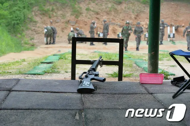 韓国陸軍50師団新兵教育隊手投げ弾教場で11日、手投げ弾投てき訓練中、手投げ弾が爆発する事故が発生し、1人が命を落とし2人が負傷したことがわかった。