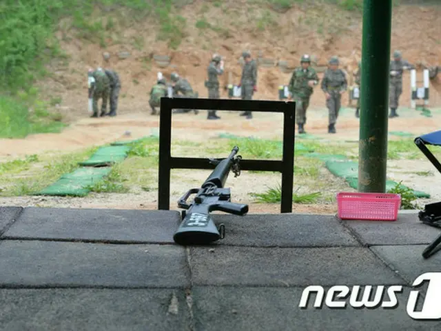 韓国陸軍50師団新兵教育隊手投げ弾教場で11日、手投げ弾投てき訓練中、手投げ弾が爆発する事故が発生し、1人が命を落とし2人が負傷したことがわかった。
