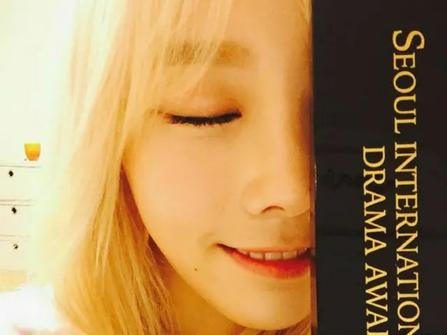 「ソウルドラマアワード2015」のトロフィーを手にした韓国ガールズグループ「少女時代」のテヨンが、喜びを伝えた。（提供:news1）