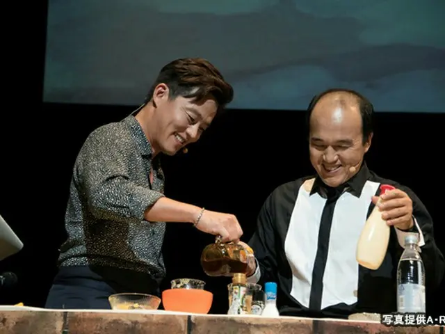俳優イ・ソジン（左）と助っ人登場した俳優キム・グァンギュ（右）が料理を作ってファンをもてなした。