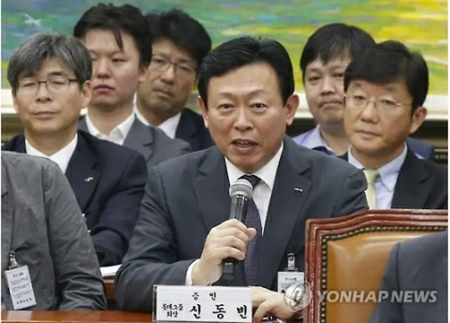 答弁する辛東彬氏＝１７日、ソウル（聯合ニュース）