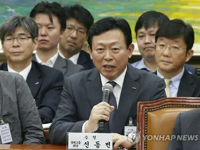 答弁する辛東彬氏＝１７日、ソウル（聯合ニュース）