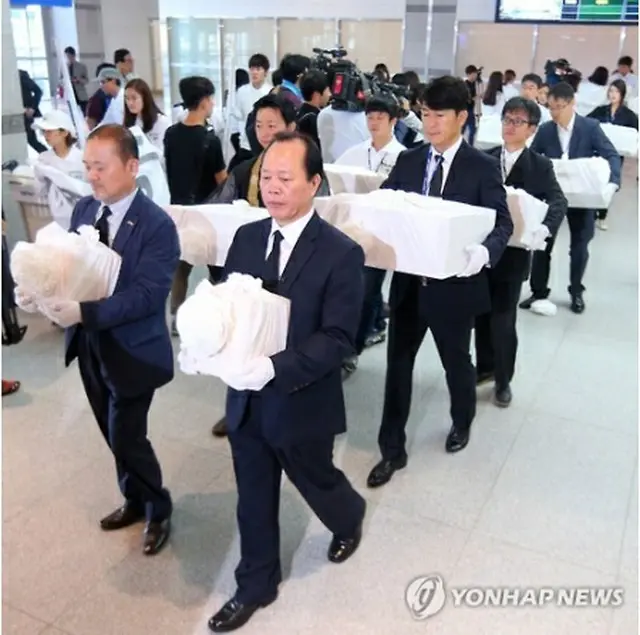 釜山港に到着した遺骨＝１８日、釜山（聯合ニュース）