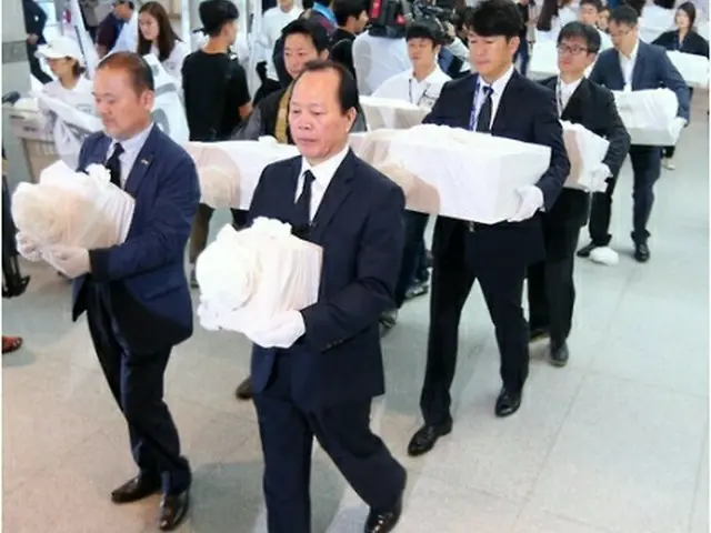 釜山港に到着した遺骨＝１８日、釜山（聯合ニュース）