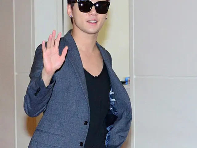 【空港レポ】ジュンス（JYJ）、FC MEN団長としてカラム（大国男児）らと羽田到着！日ファン約500人が熱烈歓迎
