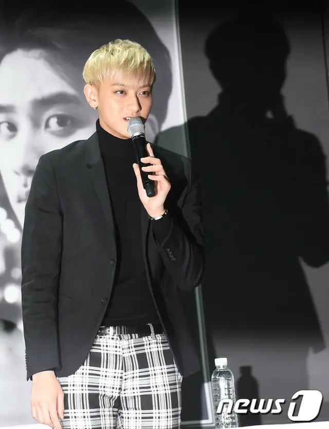 韓国アイドルグループ「EXO」を離れた中国人メンバーのTAO（タオ）は、出席したイギリスのロンドンでのVersus Versaceの2016S/Sコレクションのファッションショーでの態度が騒動となっている。（提供:news1）