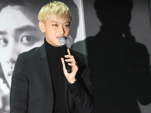 韓国アイドルグループ「EXO」を離れた中国人メンバーのTAO（タオ）は、出席したイギリスのロンドンでのVersus Versaceの2016S/Sコレクションのファッションショーでの態度が騒動となっている。（提供:news1）