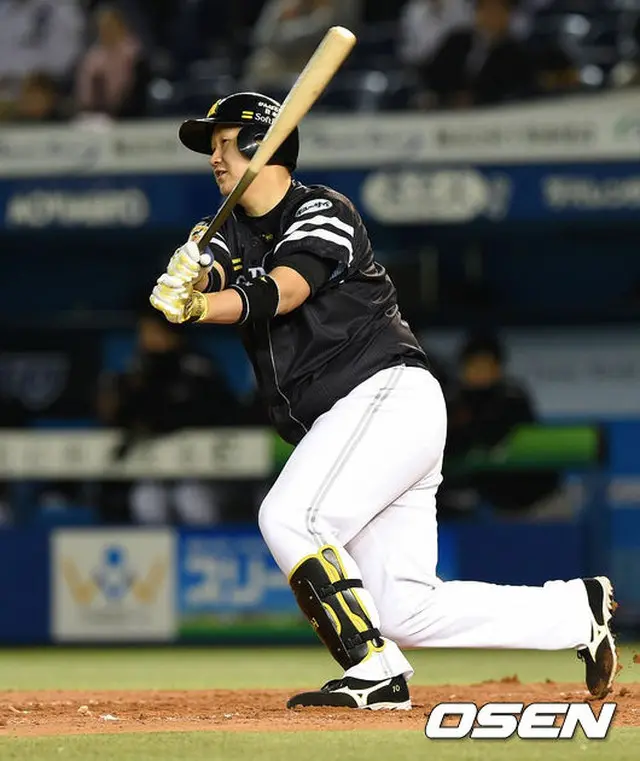 ソフトバンクのイ・デホ（李大浩）が8日ぶりに2安打を放って、チームの勝利に貢献した。（提供:OSEN）